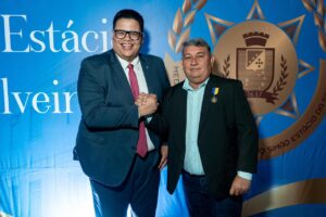 Presidente do SEEAC Maxwell Bezerra é homenageado com a Medalha Simão Estácio da Silveira